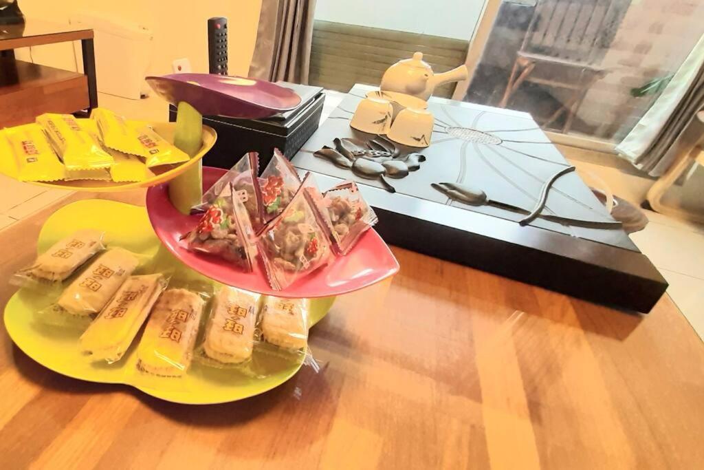 花的家 高鐵左營站前2號出口高鐵路步行3分鐘 最多6位可入住 3間卧房 月租長租 Kaohsiung Luaran gambar