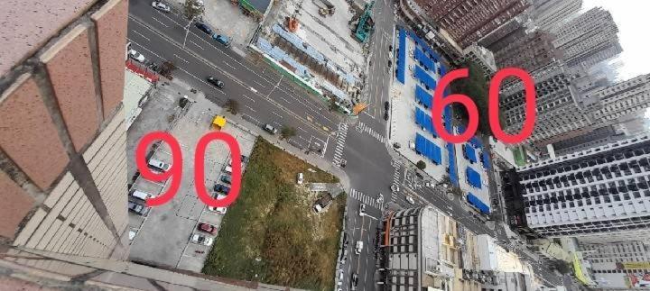 花的家 高鐵左營站前2號出口高鐵路步行3分鐘 最多6位可入住 3間卧房 月租長租 Kaohsiung Luaran gambar